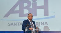 Discursos e Reconhecimento O hoteleiro Rui Schürmann, Diretor-presidente da ABIH-SC, abriu os pronunciamentos, trazendo uma mensagem de boas-vindas e ressaltando a importância do evento. Ele destacou o privilégio em participar […]